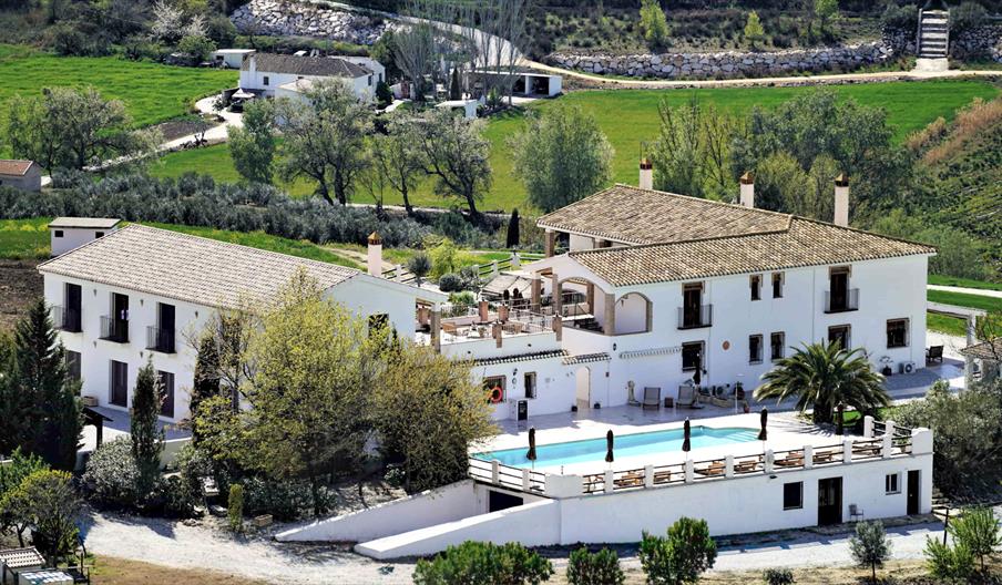 Lemon Tree Retreat at El Amparo – vista aérea de la casa rural y la piscina