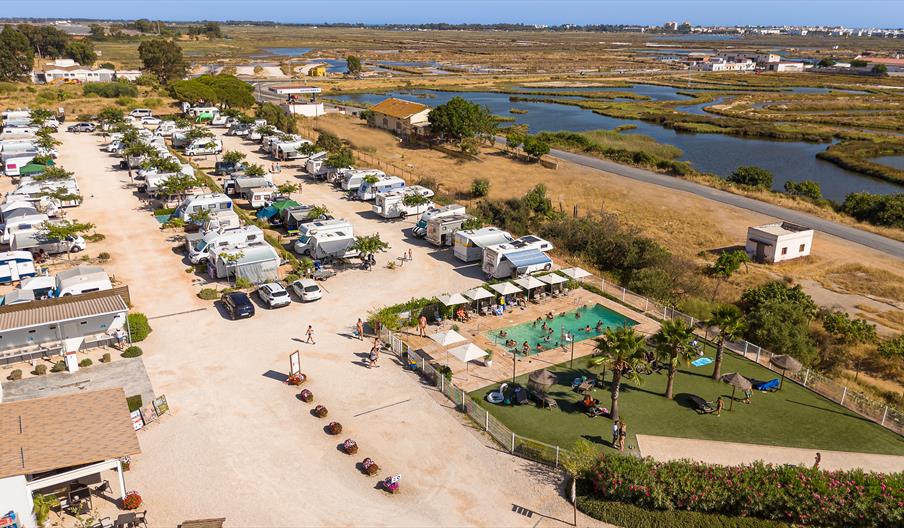Vista aérea de Camper Park Playas de Luz junto a las Marismas de Isla Cristina, Huelva