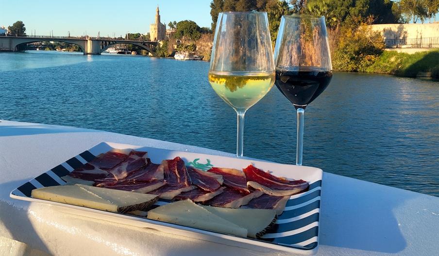 Paseo en barco por el Guadalquivir con aperitivo y bebida