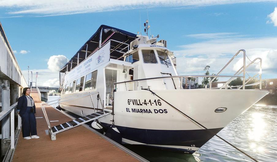 Barco "El Miarma Dos" para dar paseos por el Guadalquivir
