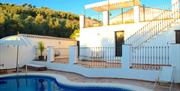 Zona de piscina y terrazas